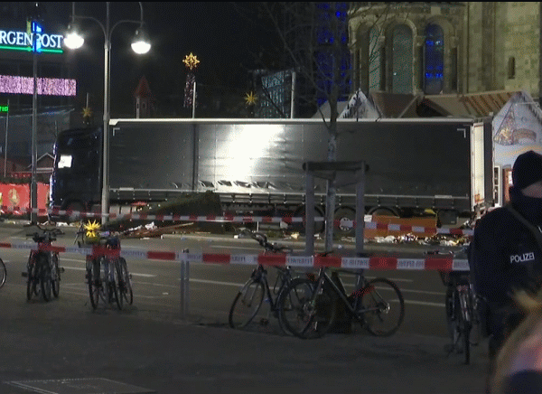Camionul care a intrat în mulţime, la Berlin (Sursa foto: captură Youtube) Camionul care a intrat în mulţime, la Berlin (Sursa foto: captură Youtube)